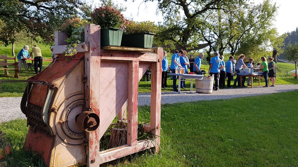 Altes Dreschgerät steht zur Dekoration auf der Wiese.