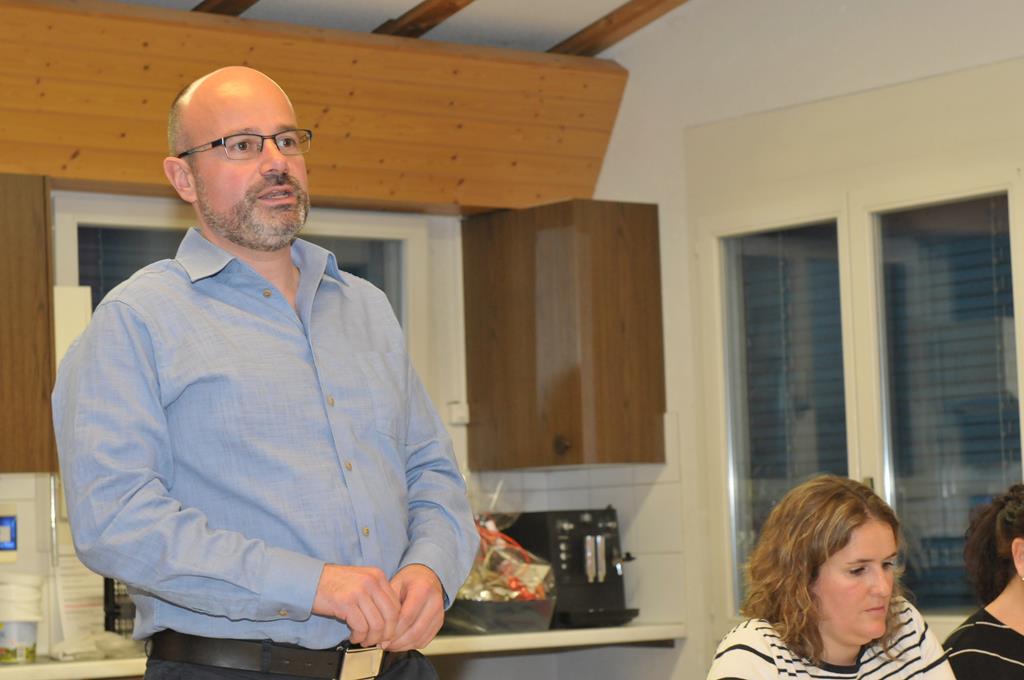 Der Präsident, Oliver Hofer, eröffnet stehend die Hauptversammlung