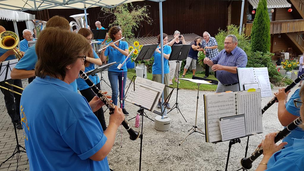 Der Jubilar dirigiert die MGU.