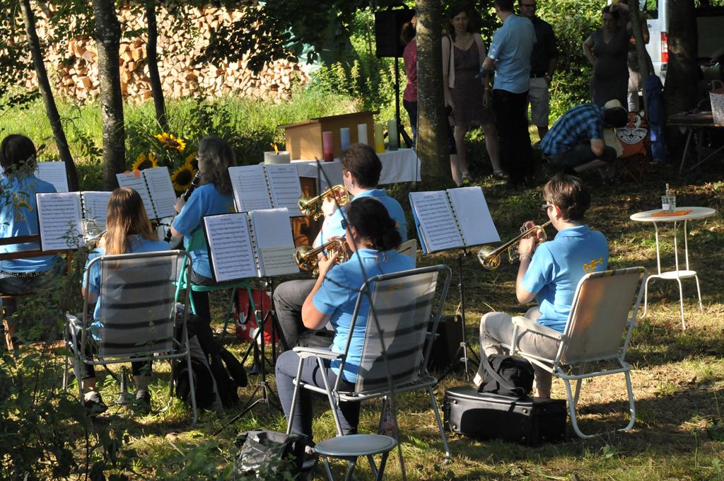 Die MGU spielt in der Morgensonne.