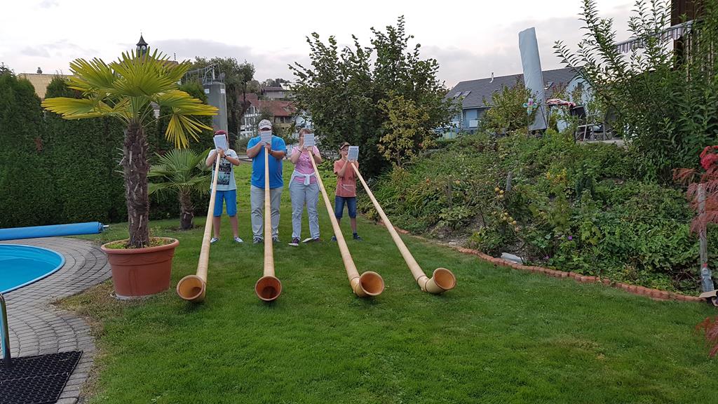 Gemeinsam mit seiner Frau und seinen beiden Söhnen spielt unser Dirigent auf dem Rasen Alphorn.