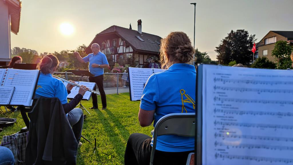 Die MGU spielt sitzend in der Abendsonne.