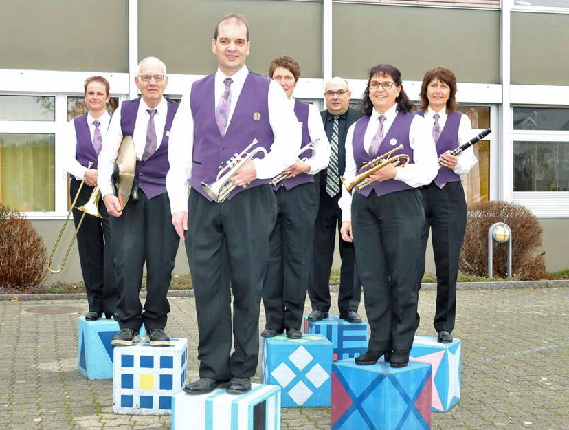 Die neuen Veteraninnen und Veteranen stehen auf den Würfeln vor dem Schulhaus.
