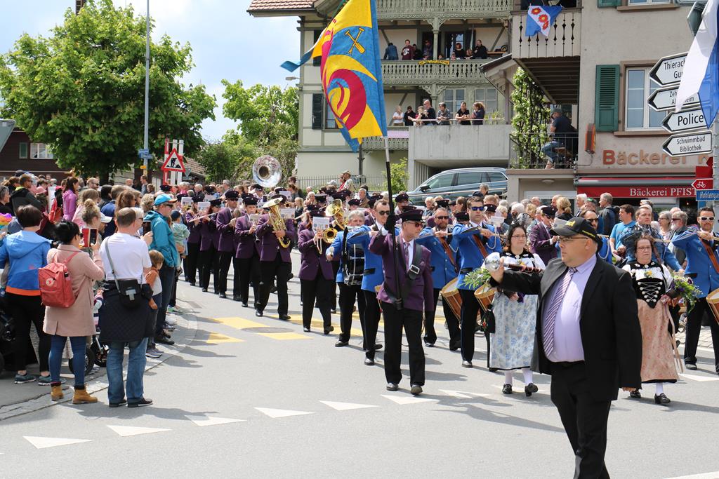 Die MGU biegt spielend auf die Hauptstrasse ein.