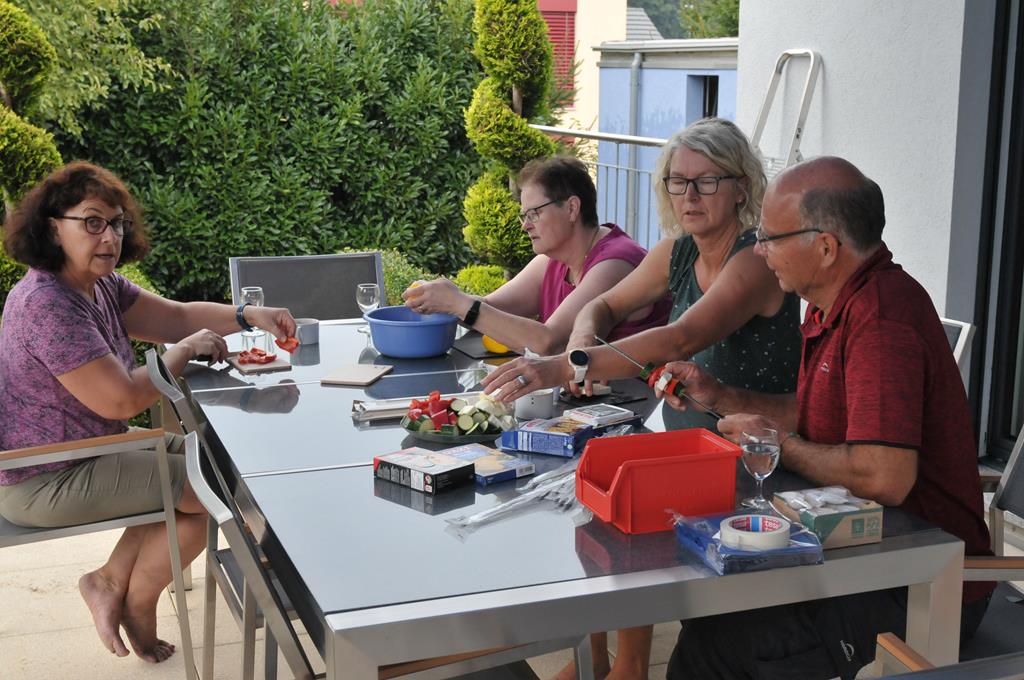 Das "kleine Blech" sitzt am Gartentisch und bereites das Essen vor.